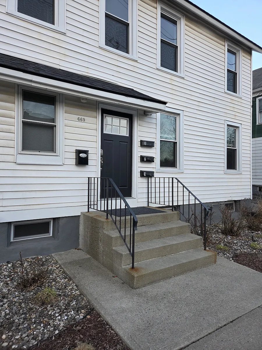 Building Photo - 669 Pawling Ave #3