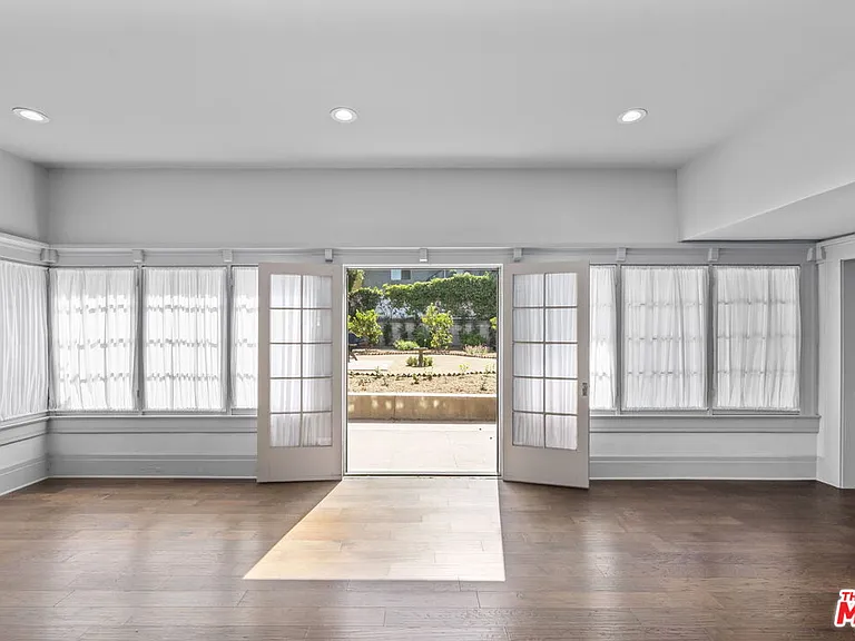 344 S Kingsley Dr — Photo 8