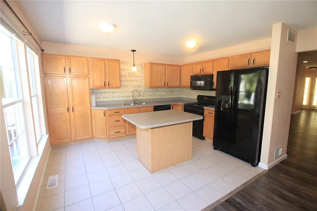 3 bed, 1.5 bath, 1618 sqft, $2,475 — Photo 4