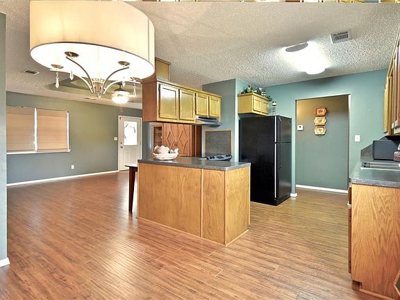 4th image of 903 S 38th St