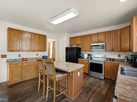3rd image of 43 Barkley Ct