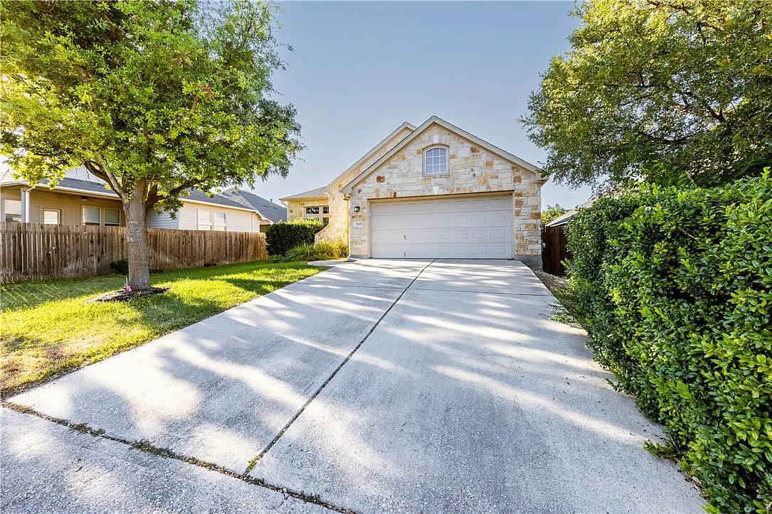 3 bed, 2.0 bath, 2259 sqft, $2,300 — Photo 2