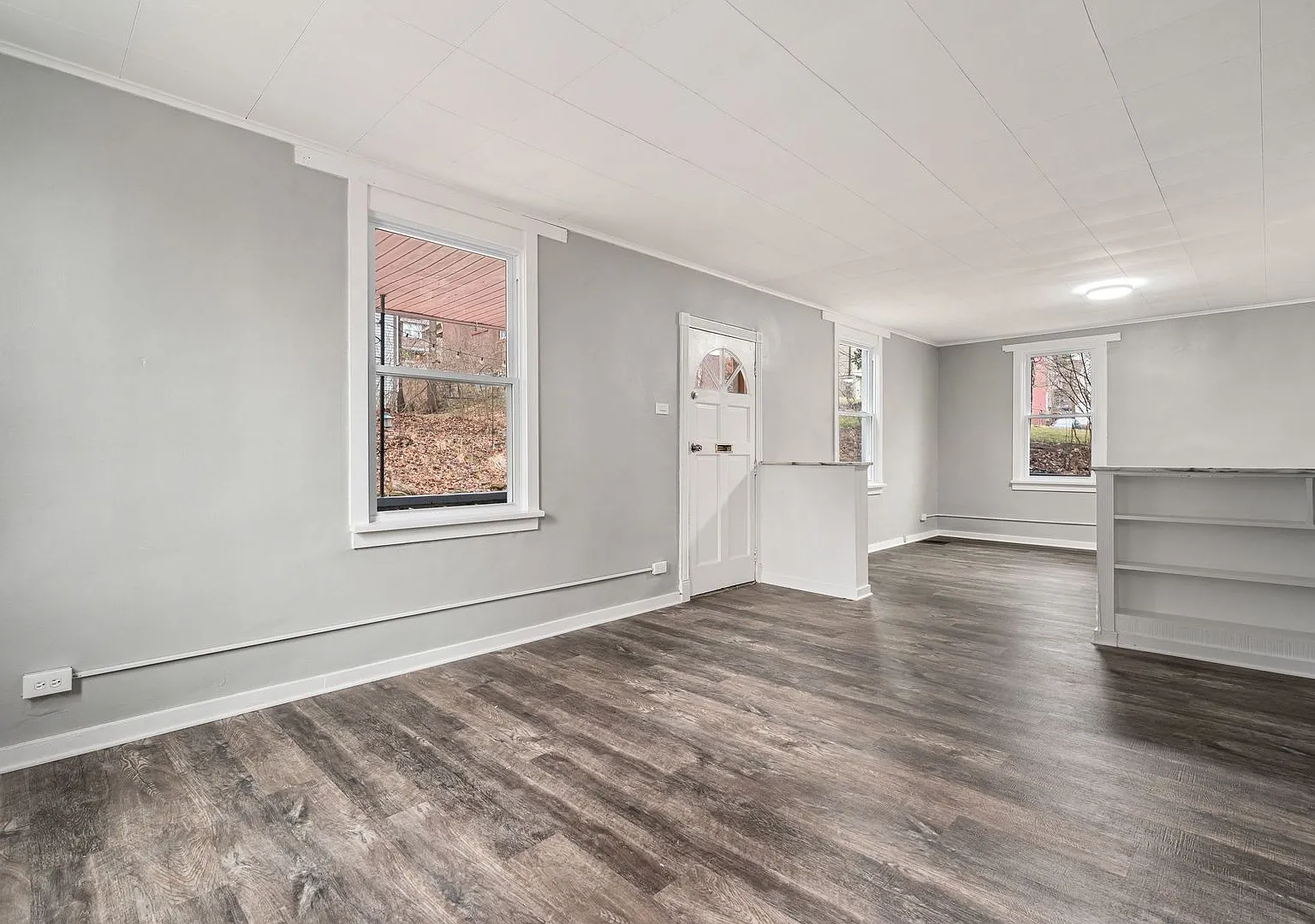 Recently Renovated 3 Bedroom House In Bellevue. Available October! — Photo 1
