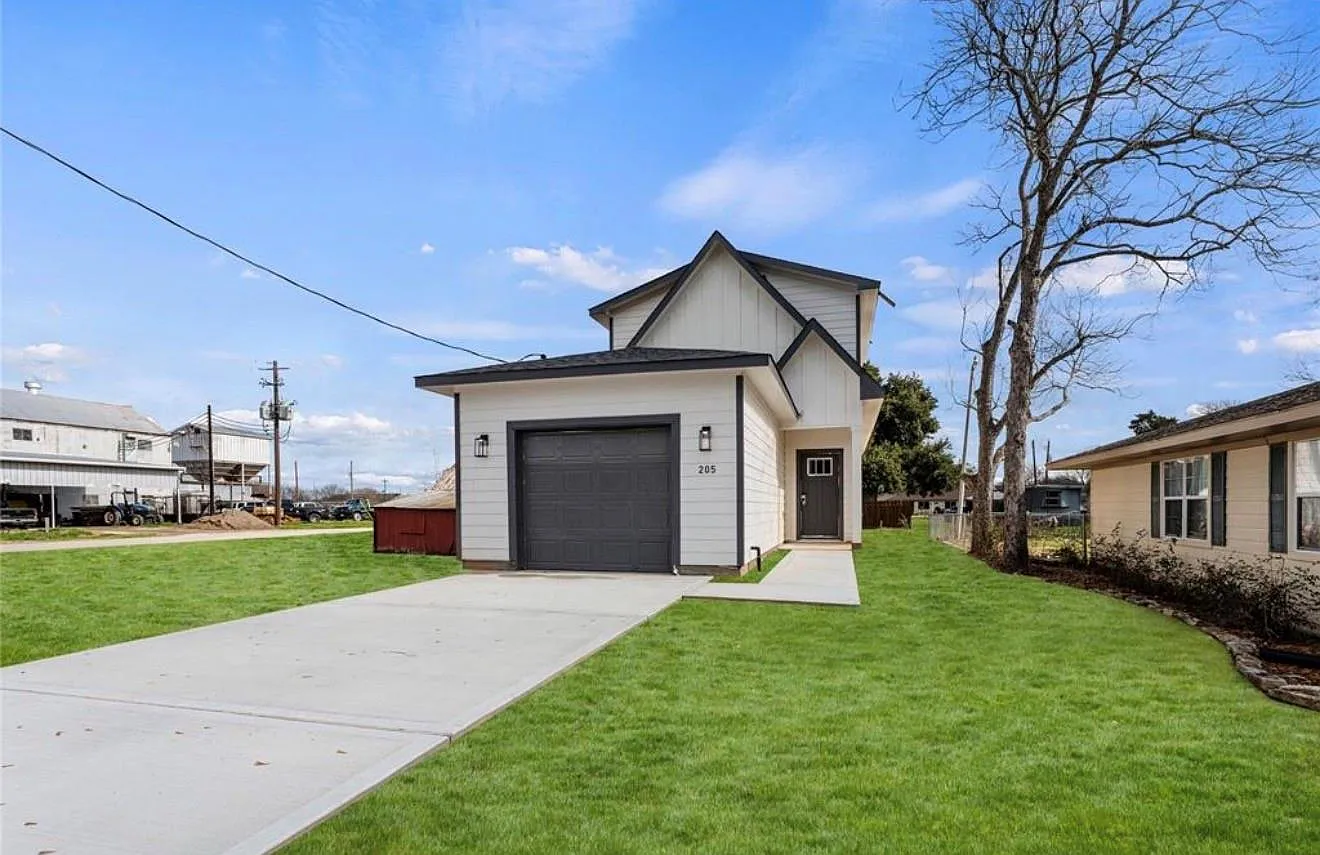 4 bed, 2.5 bath, 1497 sqft, $1,895 — Photo 1