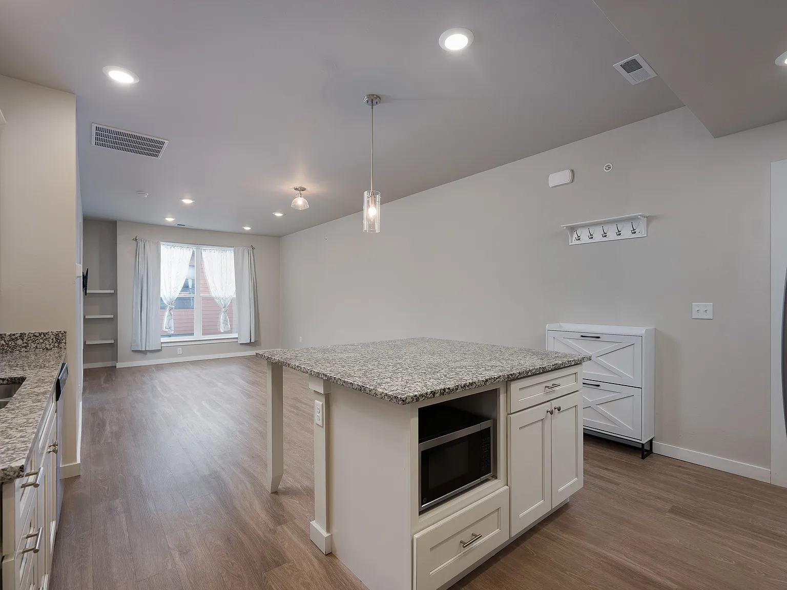 1 bed, 1.5 bath, 850 sqft, $1,600 — Photo 3