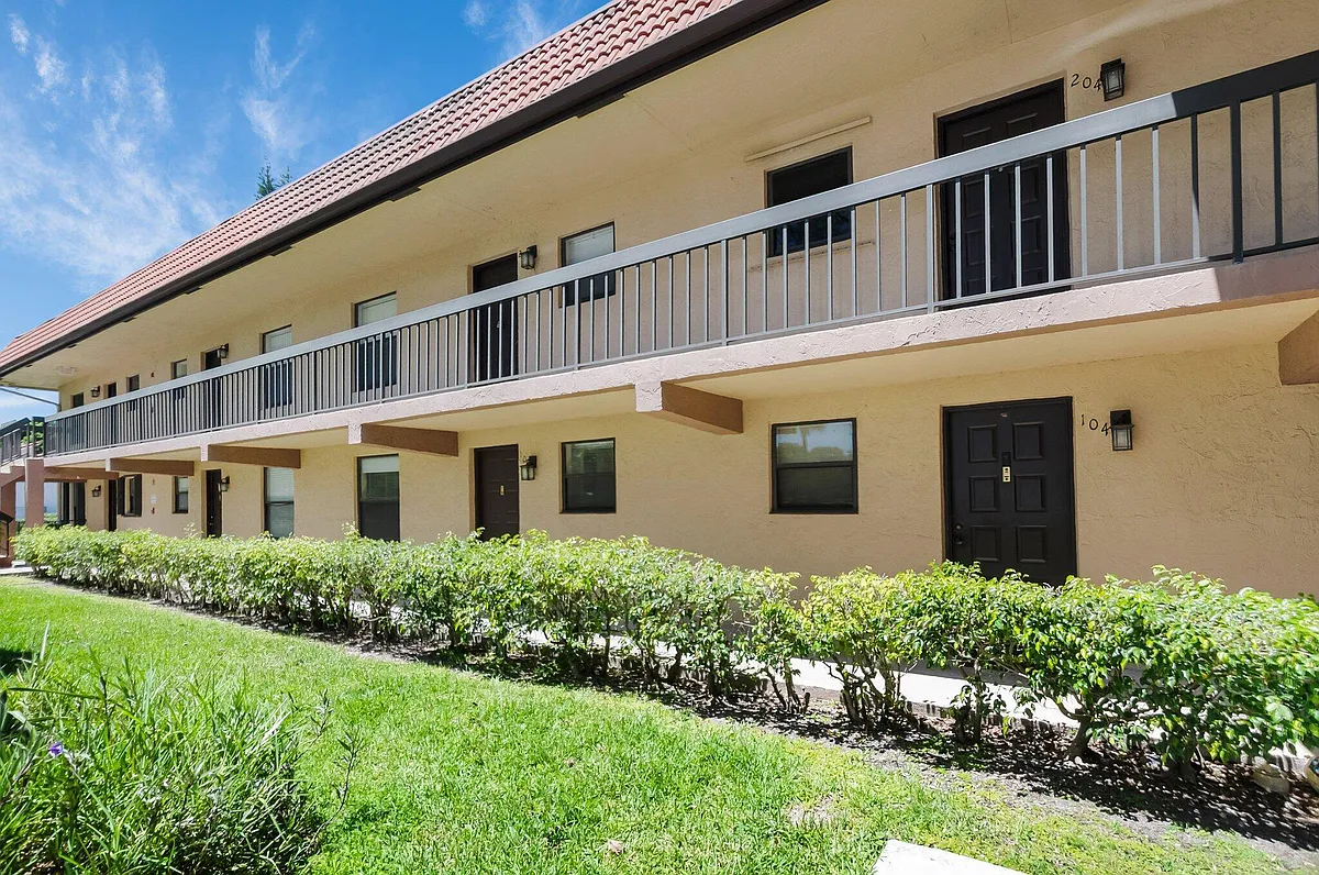 Building Photo - 21911 Lake Forest Cir #103