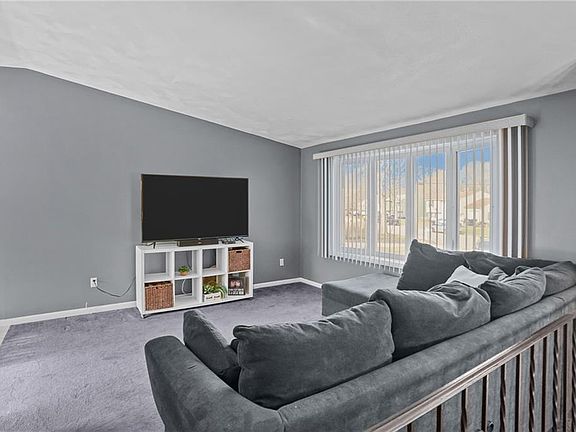 5th image of 39 Gateway Ct