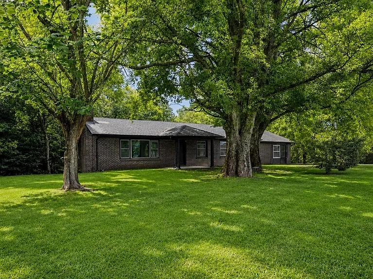 905 Lynn Dale Ln — Photo 2