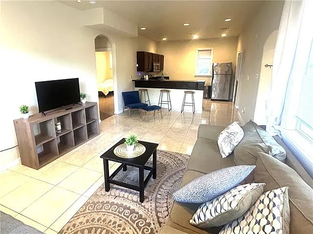 3 bed, 3.5 bath, 1400 sqft, $2,500 — Photo 2
