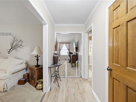 2nd image of 425 NE Sunview Cir