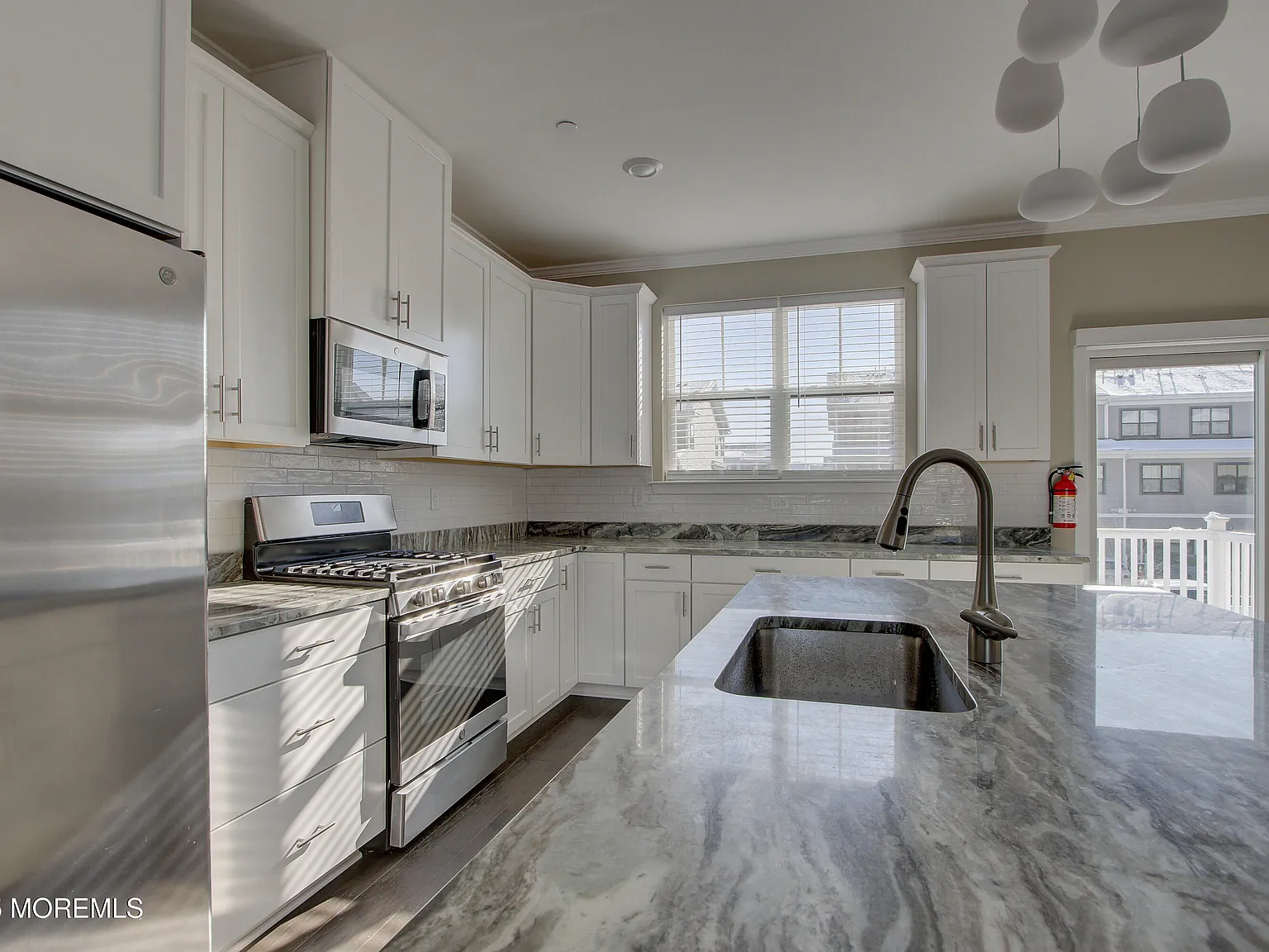 3 bed, 4.5 bath, 2367 sqft, $4,800 — Photo 3