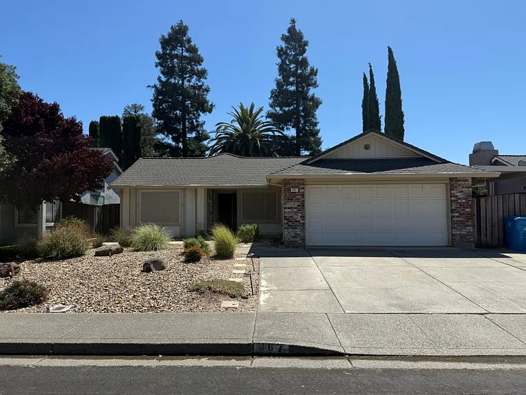 467 Lupine Cir — Photo 1