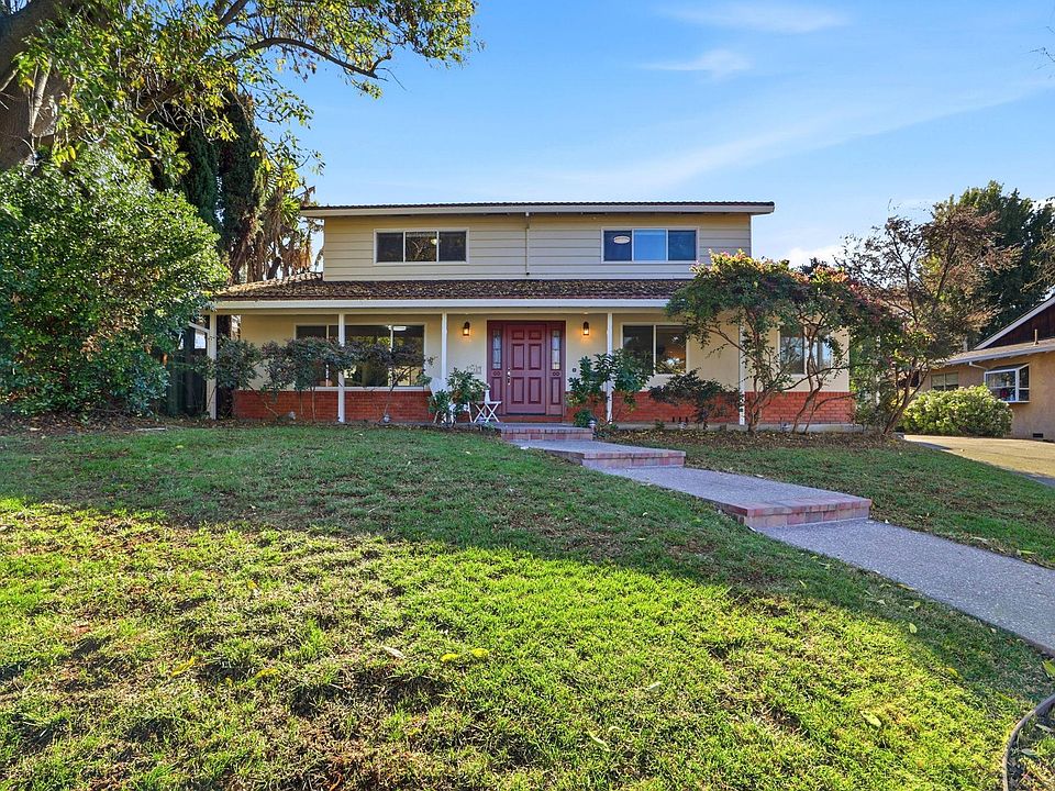 1st image of 786 Wisteria Dr