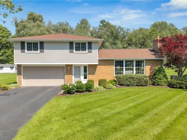 8961 The Fairways, Clarence, NY 14031