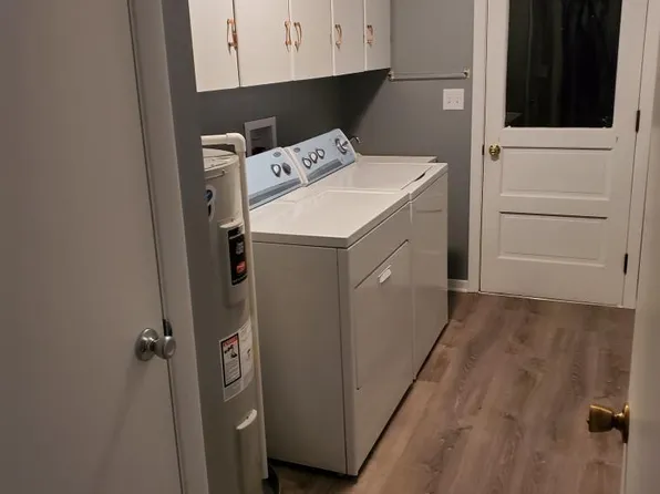 1900 Deerwood Cir SE #B, East Sparta, OH 44626