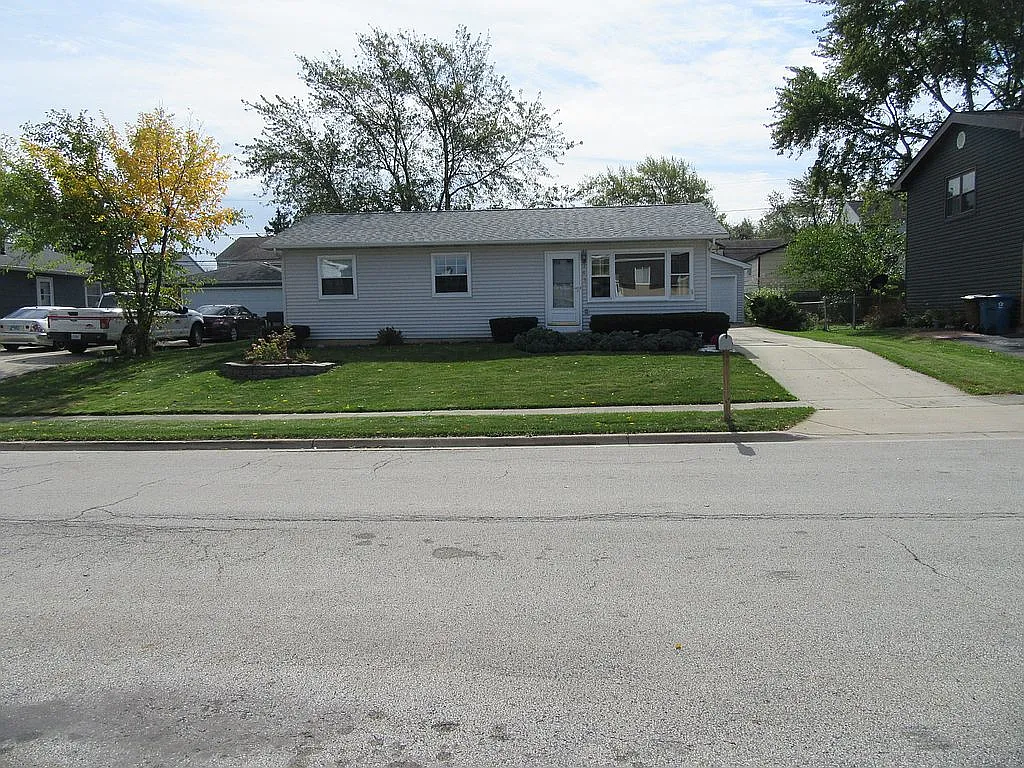 163 Placid Ave photo 1