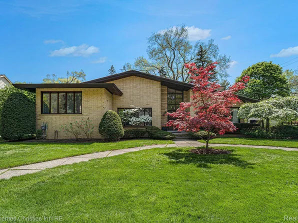 13155 Sherwood Dr, Huntington Woods, MI 48070
