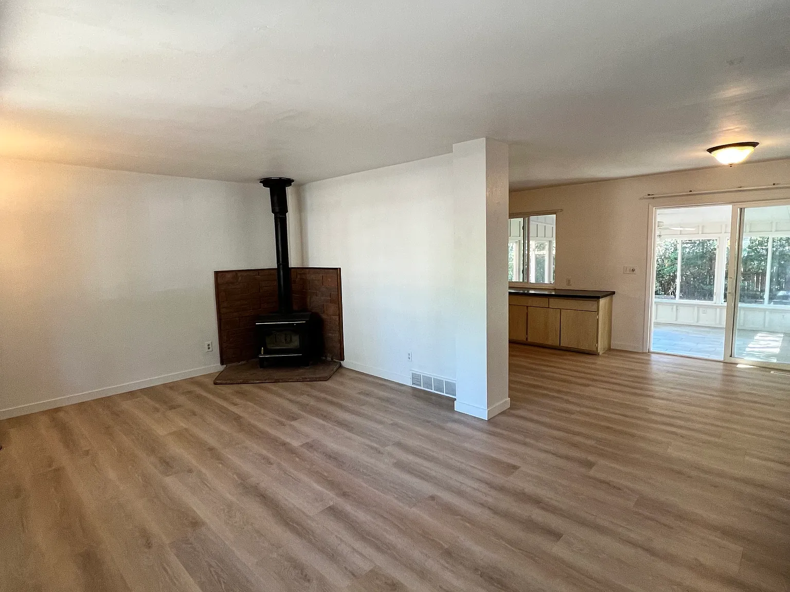 3 bed, 1.5 bath, 1604 sqft, $2,100 — Photo 3