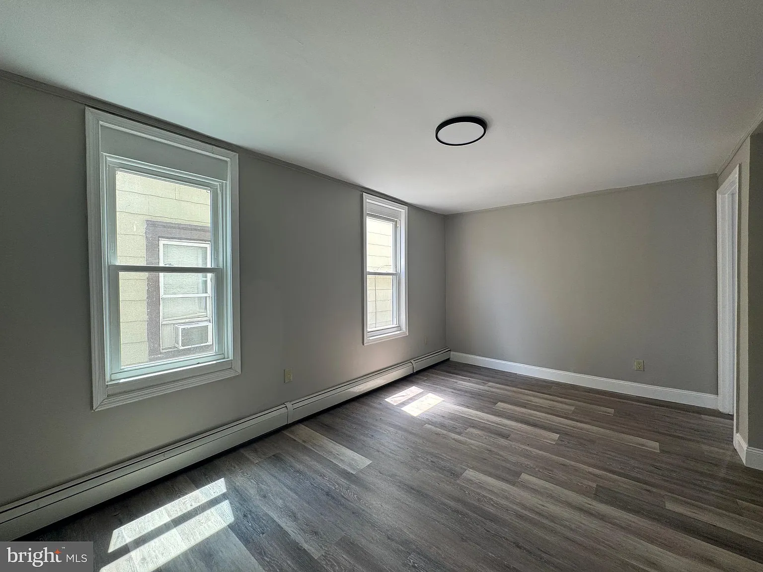 3 bed, 1000 sqft, $2,100 — Photo 4