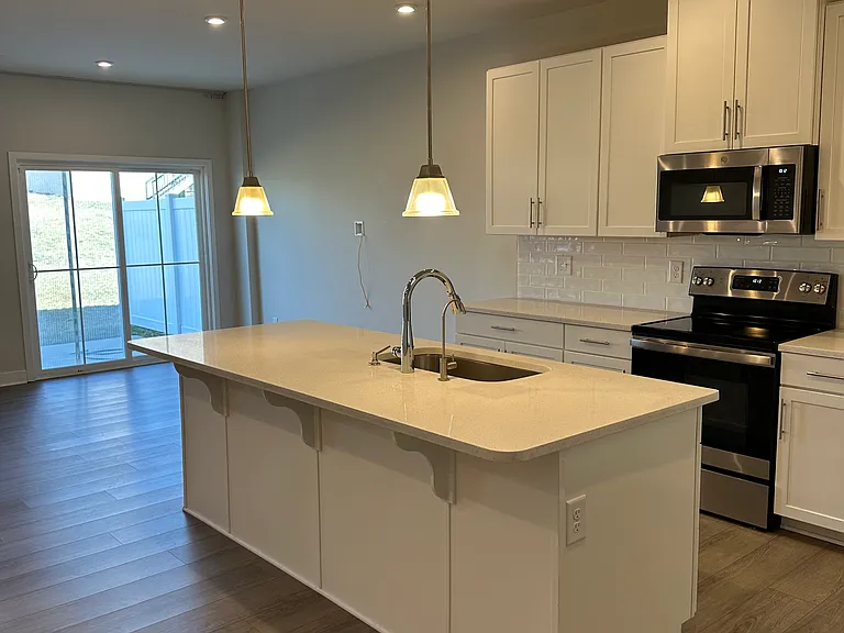 221 Pryor Dr — Photo 6