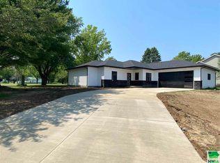 28 Saint Andrews Dr, Storm Lake, IA 50588