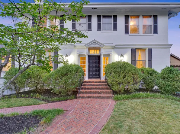 1107 E Brow Rd, Lookout Mountain, TN 37350