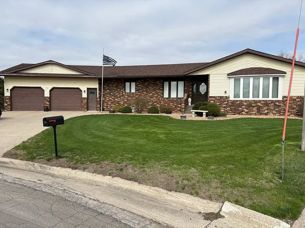 204 W 9th St, Kanawha, IA 50447