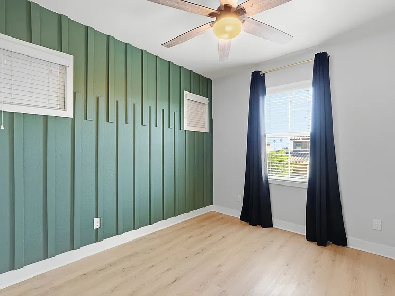 216 E Beatryce St — Photo 30