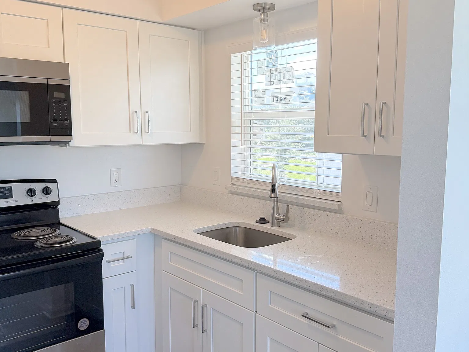 2 bed, 1028 sqft, $1,900 — Photo 4