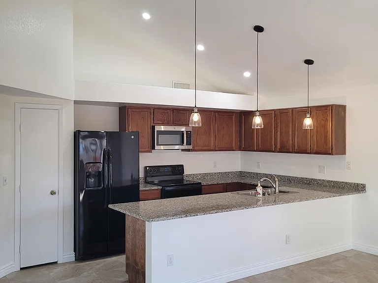 1622 N Comanche Dr — Photo 4