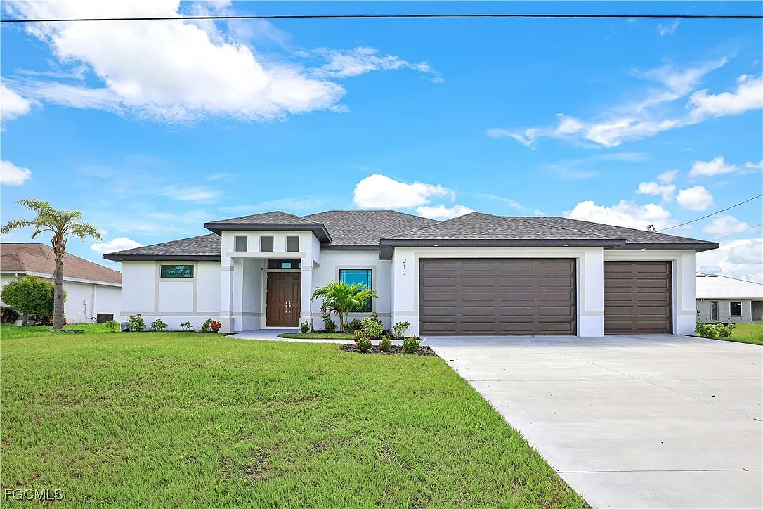 3 bed, 2.0 bath, 1885 sqft, $4,000 — Photo 1