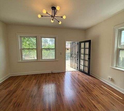 5th image of 1638 1/4 Edgecliffe Dr #1/4