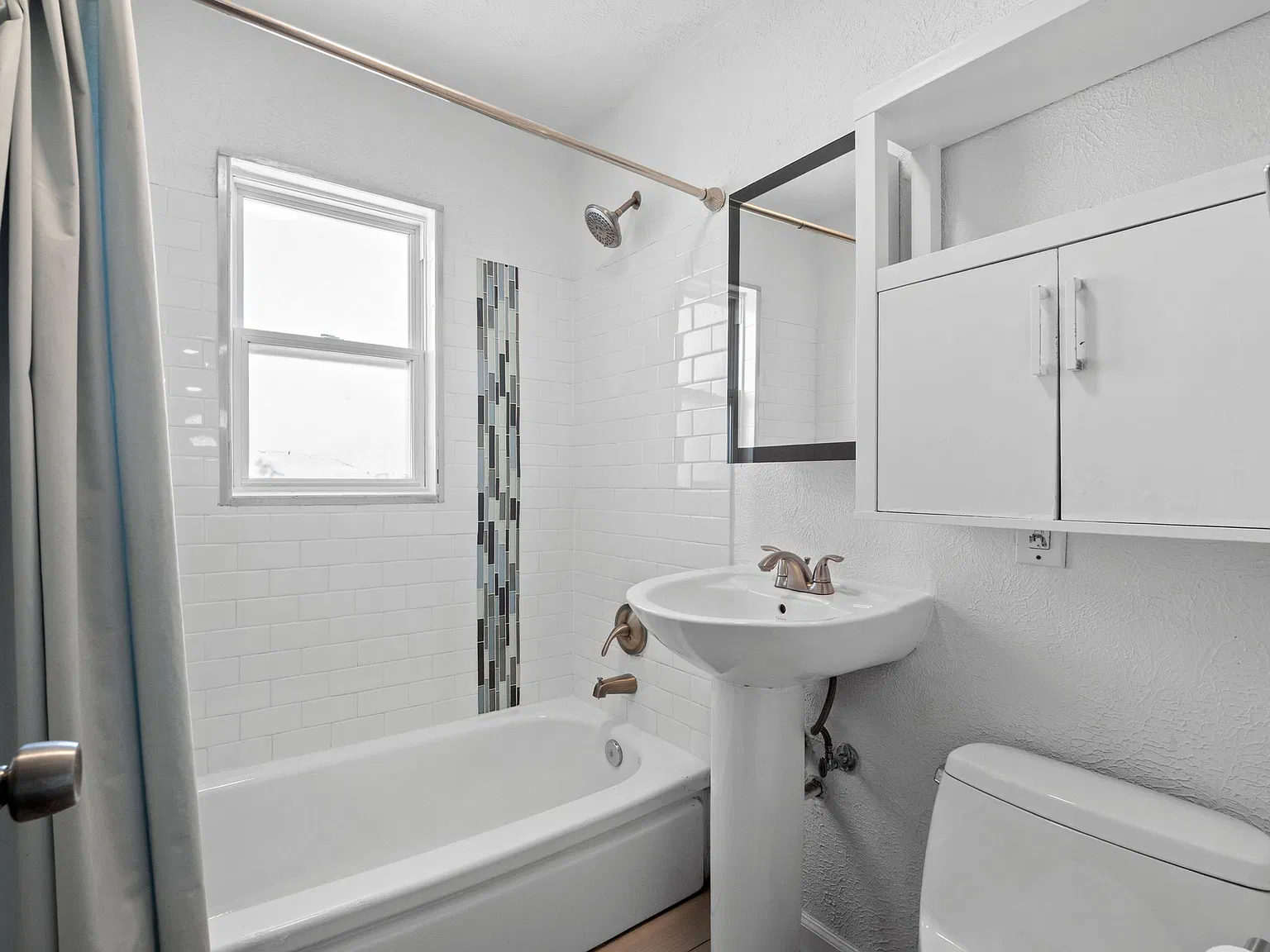 5 bed, 2000 sqft, $2,900 — Photo 1