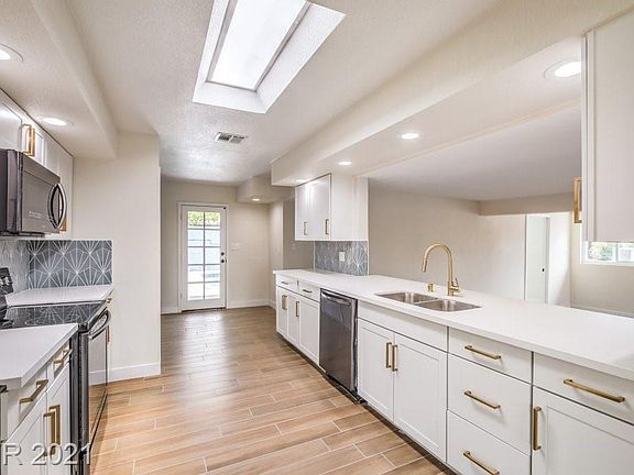 5th image of 829 E Oakey Blvd