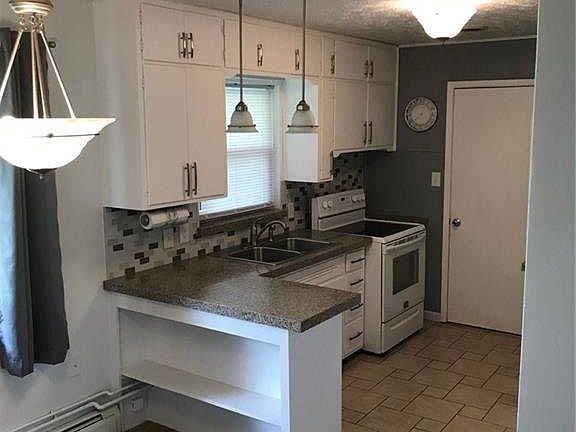 3rd image of 638 Greenhurst Dr
