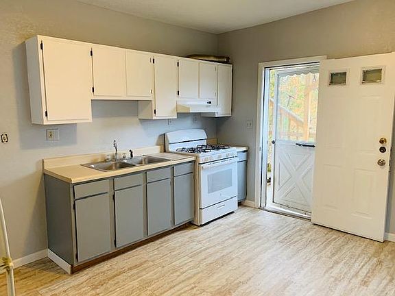 5th image of 43 S Montgomery St APT 1
