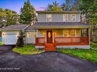 1070 Country Place Dr, Tobyhanna, PA 18466
