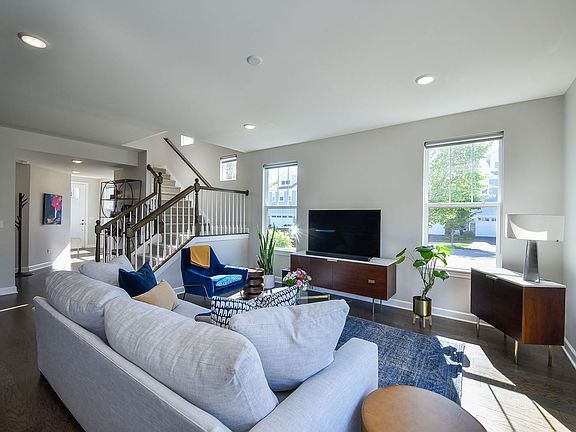 5th image of 653 Riverbank Dr