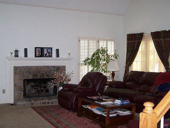 Large Open Family Room w/ Vaulted Ceiling