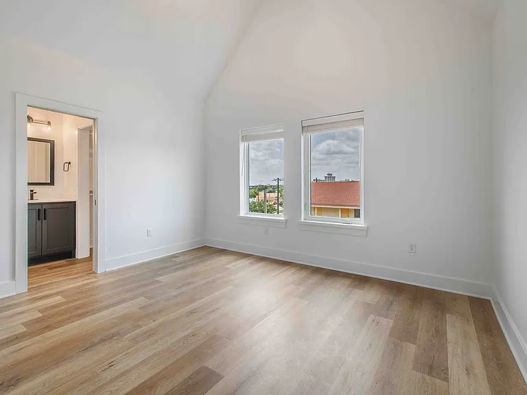 200 Live Oak St E — Photo 14