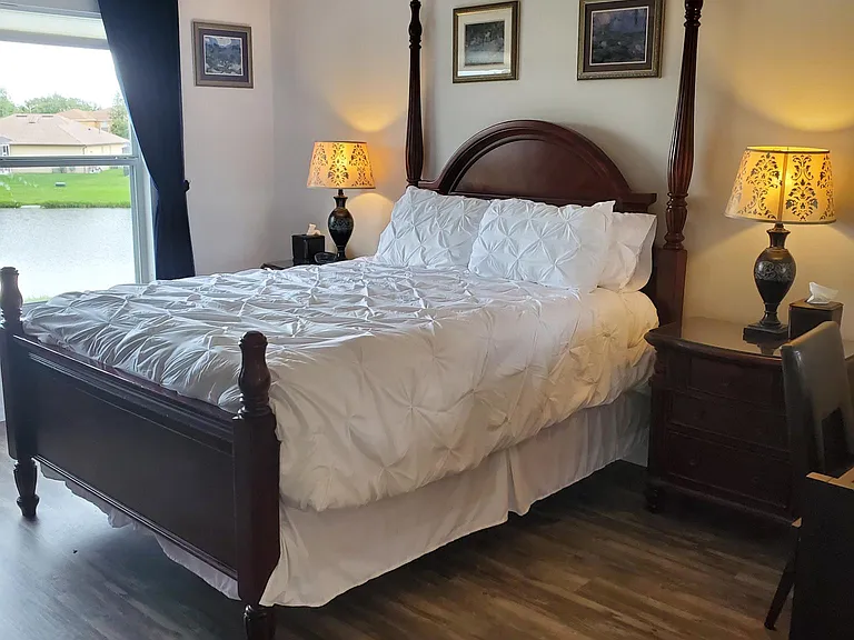 master bedroom queen size bed