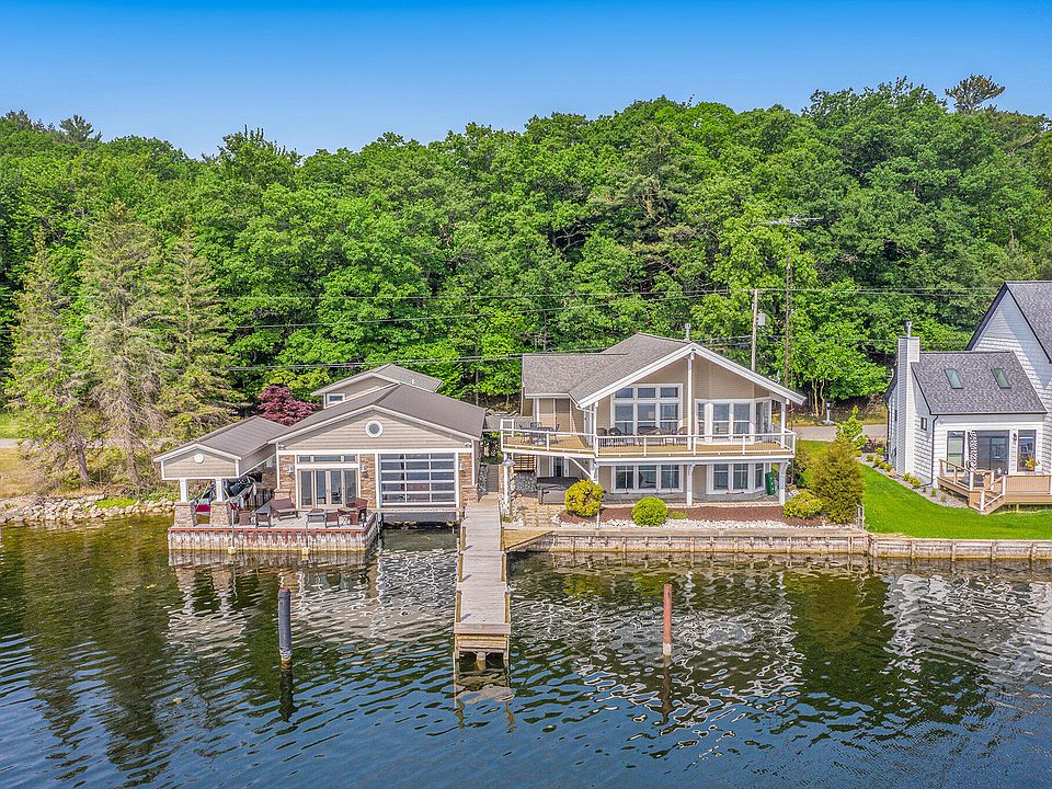 574 Chester St, Pentwater, MI 49449 Zillow