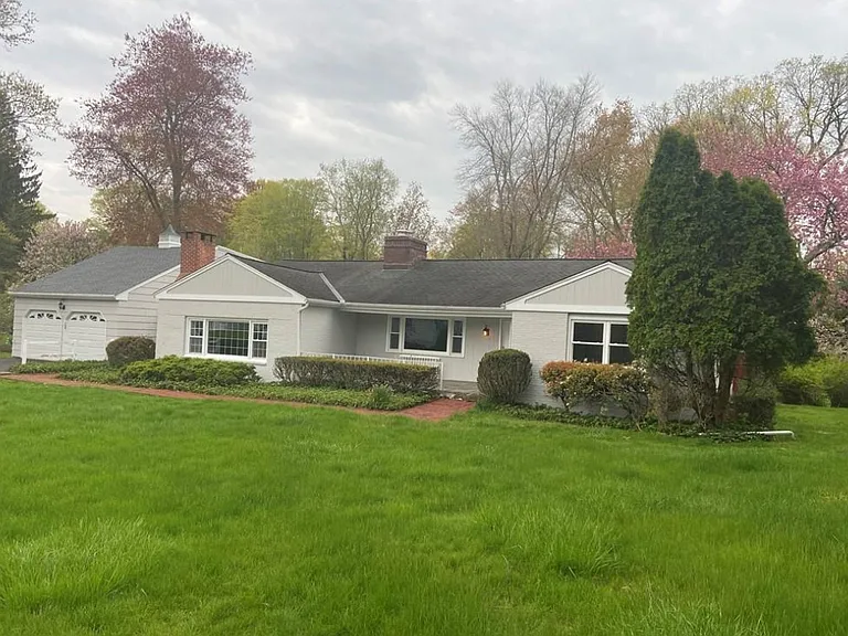 5 Turtleback Ln — Photo 2