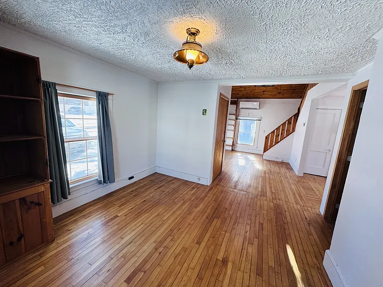 240 Pine St — Photo 12