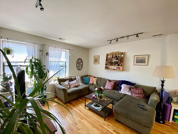 2nd image of 1509 N Milwaukee Ave