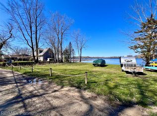 11280 Patterson Lake Dr, Pinckney, MI 48169