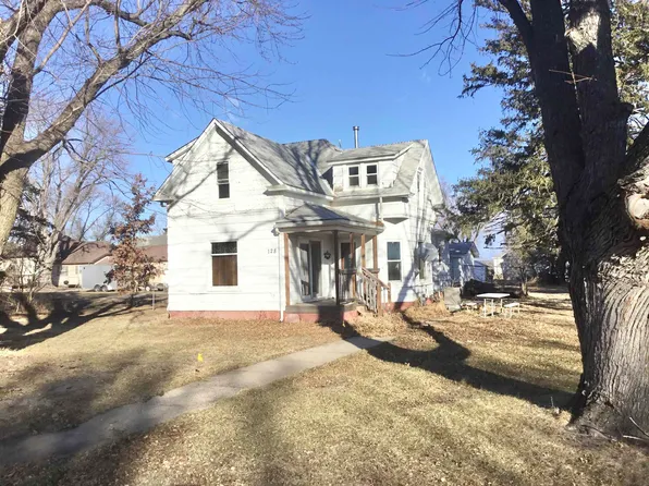 128 E Walnut Ave, Meadow Grove, NE 68752