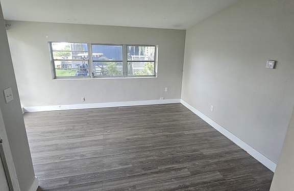 5th image of 1208 Lee St #801