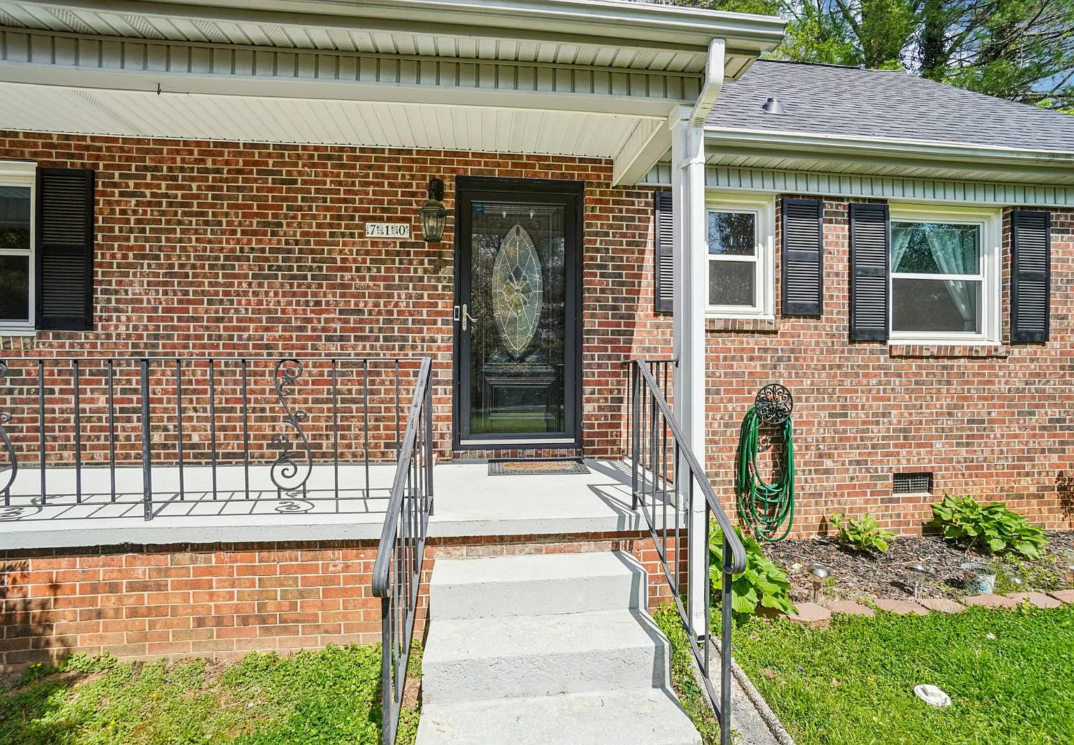 4 bed, 2.0 bath, 2800 sqft, $2,800 — Photo 1