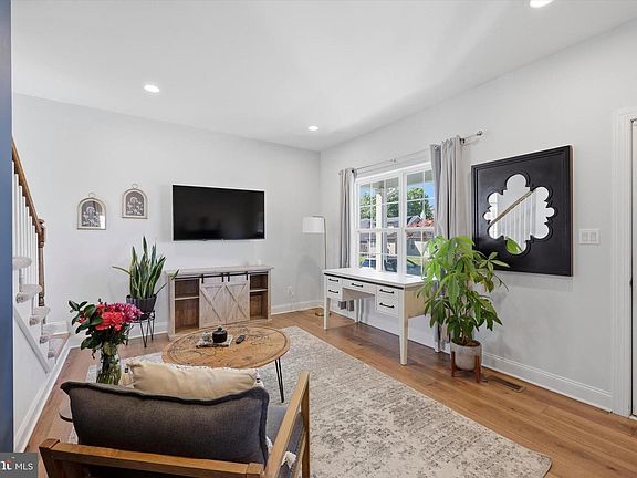 4th image of 983 Highland Ave